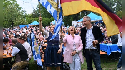 Bei der AfD herrschte zum Gillamoos nach dem Erfolg in Sachsen-Anhalt ausgelassene Stimmung. (Foto: Sven Hoppe/dpa)