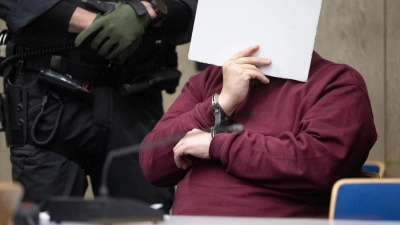 Bei der Fahrt Anfang März war der Angeklagte laut Staatsanwaltschaft gezielt auf Menschen zugefahren. Eine 83-jährige Frau und ein 54-jähriger Mann wurden getötet. (Foto: Marijan Murat/dpa)