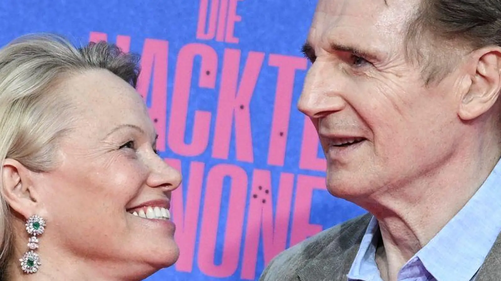 Pamela Anders und Liam Neeson bei Pressetermin für „Die nackte Kanone“. (Archivbild) (Foto: Jens Kalaene/dpa)