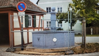 Das Beweisfoto: Das Brunnenmodell aus der Seegasse in Bad Windsheim steht jetzt in Ickelheim am Waaghaus. (Foto: Hans Wattenbach)