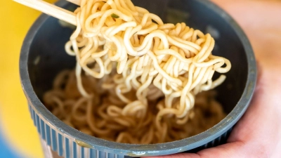 Instantnudeln als schnelle Mahlzeit: Viele Produkte enthalten jedoch so viel Salz, dass schon eine Portion die Hälfte der Tageshöchstmenge ausmacht. (Foto: Zacharie Scheurer/dpa-tmn)