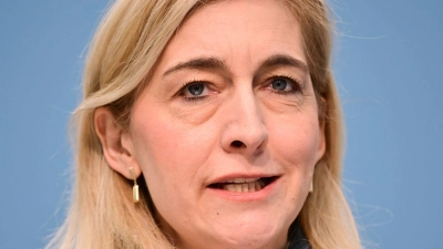 „Wir haben ein Milliardenloch in der gesetzlichen Krankenversicherung, und wenn wir das jetzt nicht schließen und wenn wir nichts gegen die steigenden Beiträge tun, dann haben alle höhere Belastungen“, sagte Warken. (Archivbild) (Foto: Sebastian Christoph Gollnow/dpa)