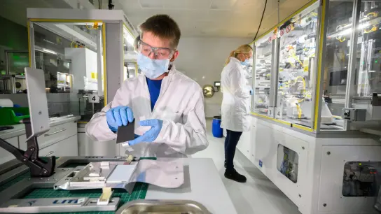 Thomas Skibik, Chemisch-Technischer-Assistent, fertigt im Labor für Zellforschung und Entwicklung im VW-Werk Salzgitter eine Pouchzelle. (Foto: Julian Stratenschulte/dpa)