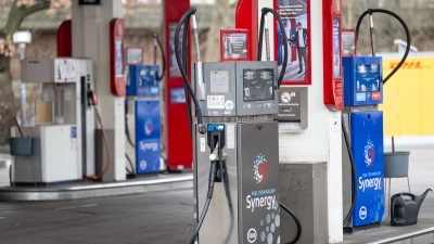 Die Talfahrt der Spritpreise dauert an. (Archivbild) (Foto: Fabian Sommer/dpa)