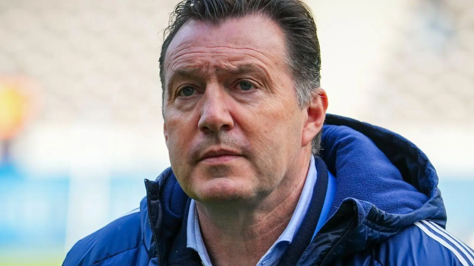 Schalke-Sportdirektor Marc Wilmots stellt sich vor seinen Trainer. (Foto: Soeren Stache/dpa)