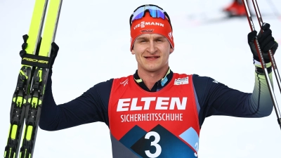 Julian Schmid aus Deutschland jubelt über seinen zweiten Platz. (Foto: Daniel Karmann/dpa)