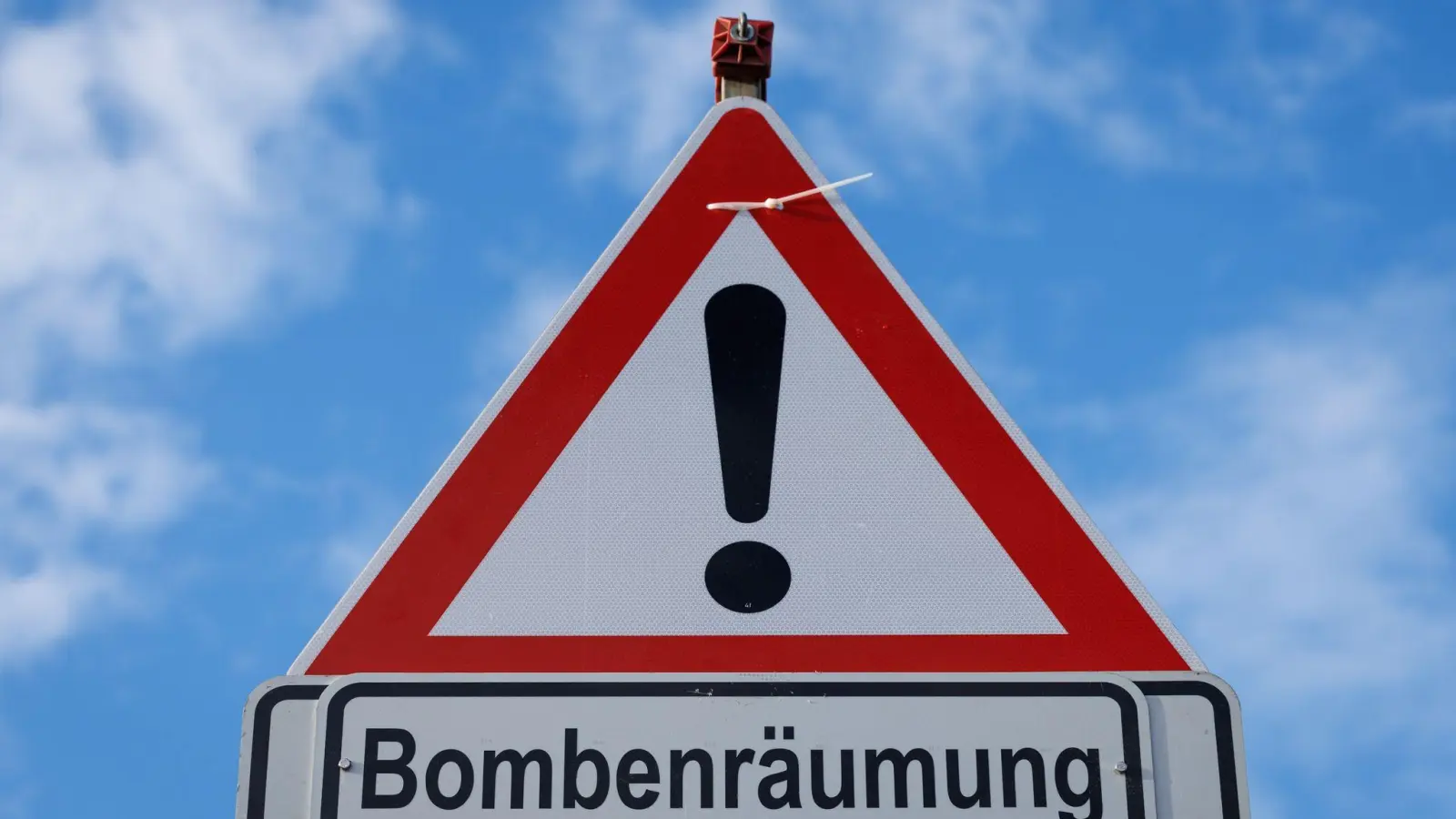 Am Bahnhof in Mühldorf am Inn ist eine Fliegerbombe gefunden worden (Symbolbild). (Foto: Friso Gentsch/dpa)