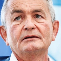 Bertram Brossardt, Hauptgeschäftsführer der bayerischen Metallarbeitgeber, hofft auf einen moderaten Tarifabschluss mit der IG Metall. Der Stellenabbau in der Branche hielt im ersten Halbjahr an. (Archiv) (Foto: Matthias Balk/dpa)
