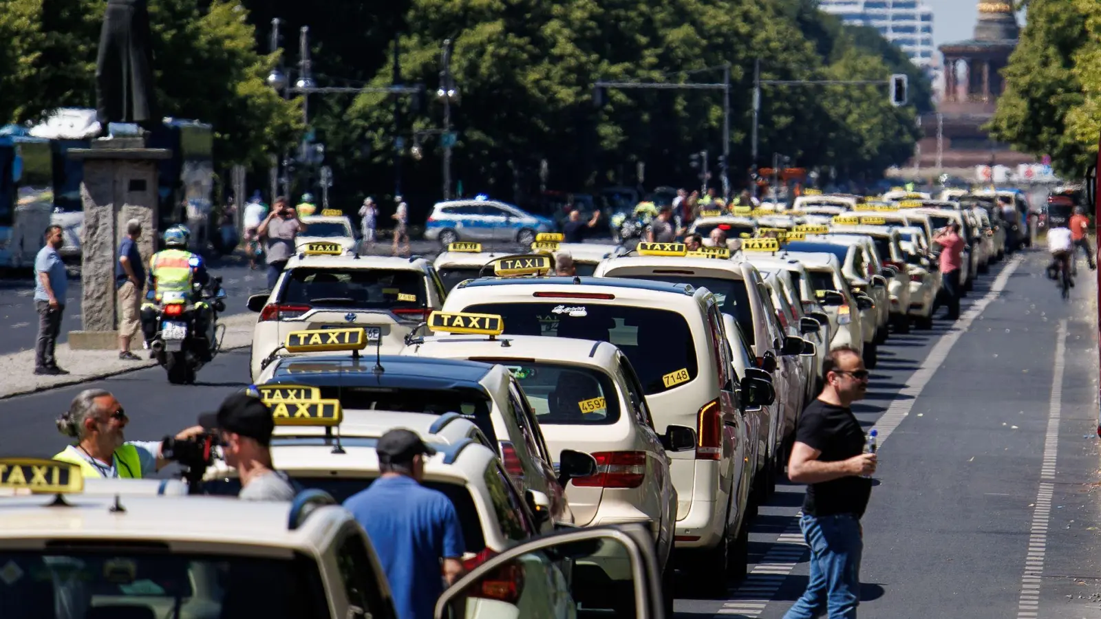 Allein in Berlin demonstrierten Hunderte Taxi-Fahrer für Mindestpreise für die Konkurrenz von Uber und Co.  (Foto: Carsten Koall/dpa)