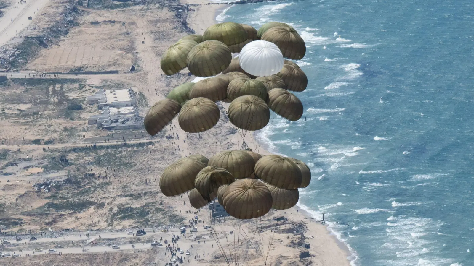 Aus der Luft sollen Lebensmittel und medizinische Ausrüstung den Gazastreifen erreichen. (Archivbild) (Foto: Boris Roessler/dpa)