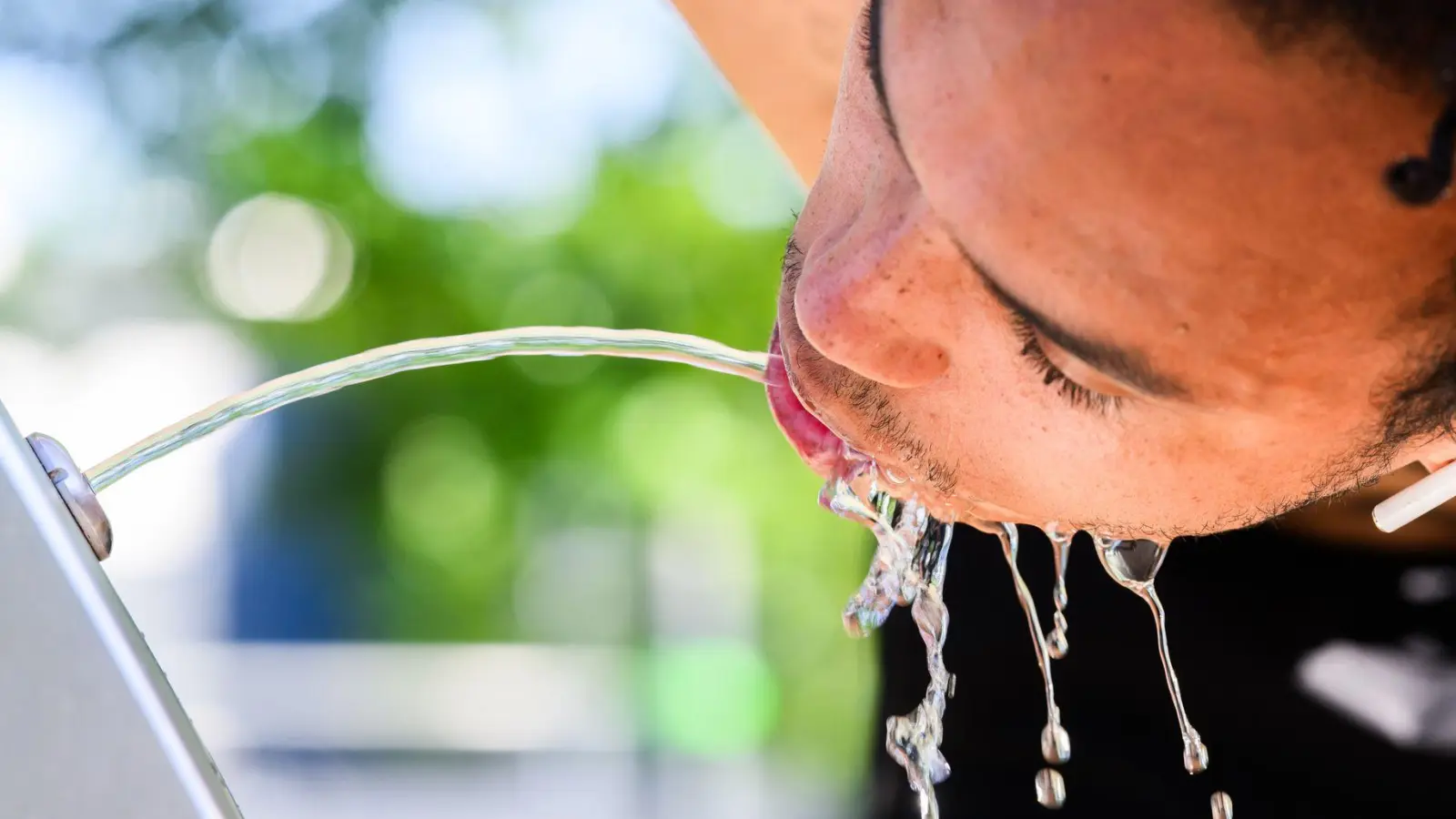 Viel trinken! Das ist an heißen Sommertagen und auch nach dem Sporttreiben besonders wichtig.  (Foto: Julian Stratenschulte/dpa/dpa-tmn)