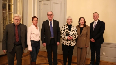 Beim Fest zum 75. Geburtstag des Ansbacher Kunstvereins: Der Vereinsvorsitzende Dr. Wolfgang Reddig, Ingrid Irmscher von der Bayerischen Schlösserverwaltung, der stellvertretende Vorsitzende Alexander Biernoth, die Ehrenvorsitzende Renate Herrmann, Regierungspräsidentin Dr. Kerstin Engelhardt-Blum und Oberbürgermeister Thomas Deffner (von links). (Foto: Martina Kramer)