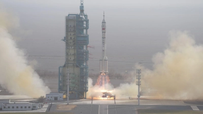 China hat früher als geplant die „Shenzhou 22“ ins All geschickt.  (Foto: Li Minggang/XinHua/dpa)
