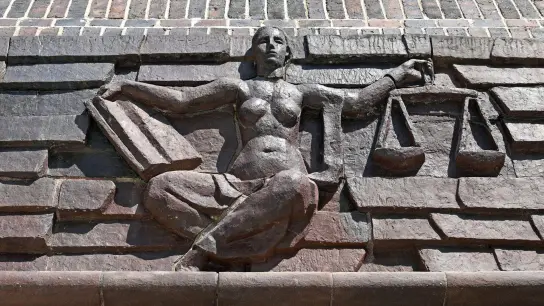 Blick auf die Justitia über dem Eingang eines Landgerichts. (Foto: Hendrik Schmidt/dpa-Zentralbild/dpa/Symbolbild)
