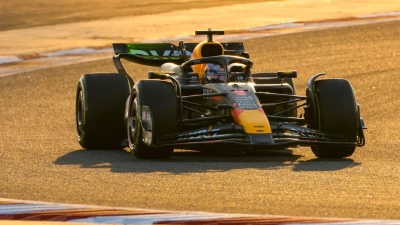 War bei den ersten Testfahrten in Bahrain nicht zu schlagen: Max Verstappen. (Foto: Darko Bandic/AP/dpa)