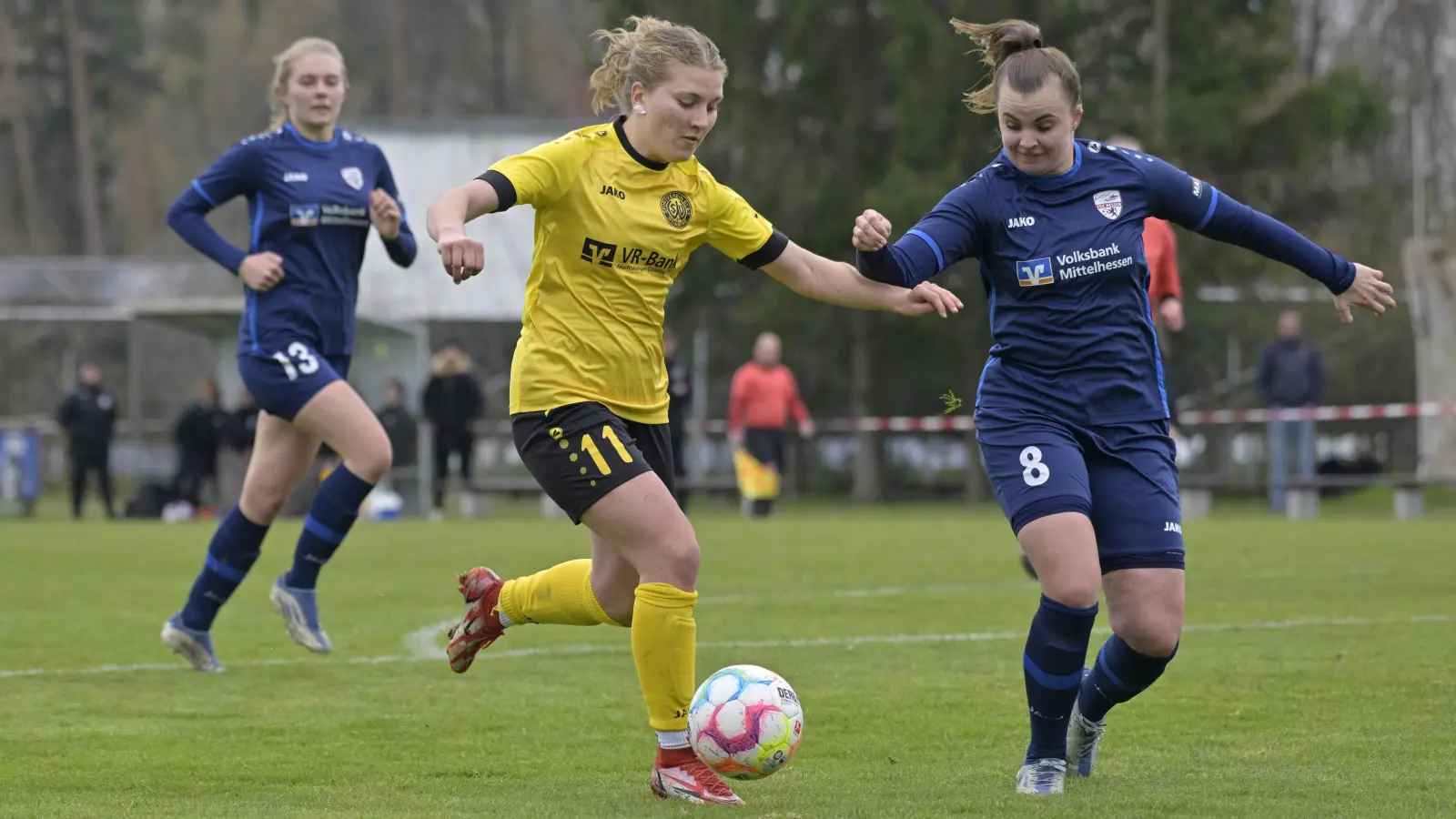 „Schokoladentag“ beim 3:1 im Hinspiel: Marlene Ganßer (in Gelb, hier gegen Wetzlar) schoss in Karlsruhe alle Tore für Weinberg. (Foto: Martin Rügner)