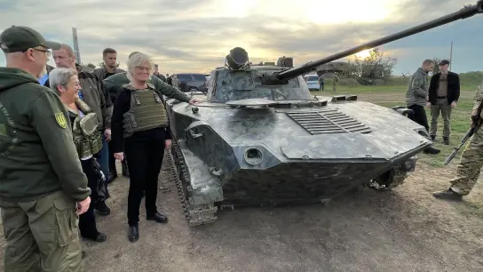 Verteidigungsministerin Christine Lambrecht (SPD, 3.v.l) besichtigt mit ihrem ukrainischen Amtskollegen Olexij Resnikow (l) eine Verteidigungsstellung außerhalb von Odessa und lässt sich einen von den Russen erbeuteten Panzer zeigen. (Foto: Jörg Blank/dpa)