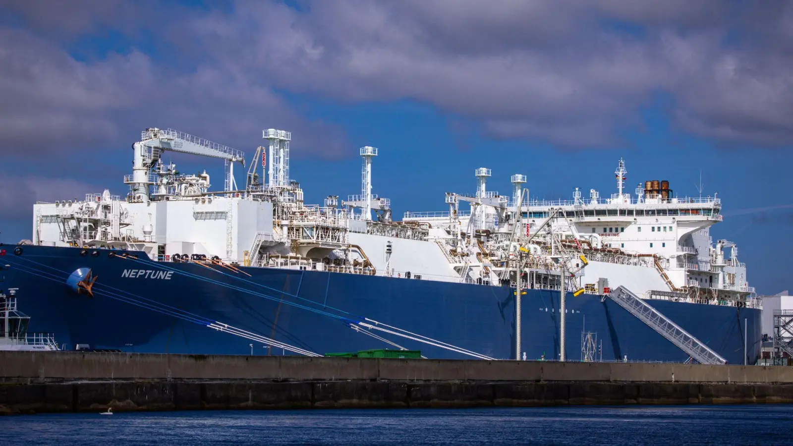 Über die deutschen LNG-Terminals kamen am Montag rund 15 Prozent der deutschen Gasimporte. (Archivbild) (Foto: Jens Büttner/dpa)