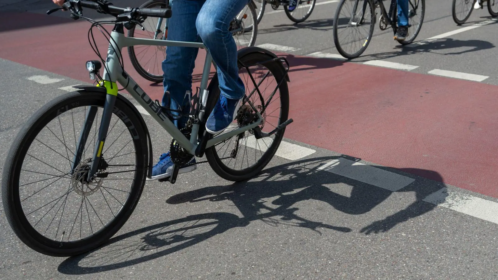 Pyrotechnik, Verkehrsverstöße und Beleidigungen: Die große Radgruppe sorgte für einen Polizeieinsatz. (Symbolbild) (Foto: Stefan Puchner/dpa)