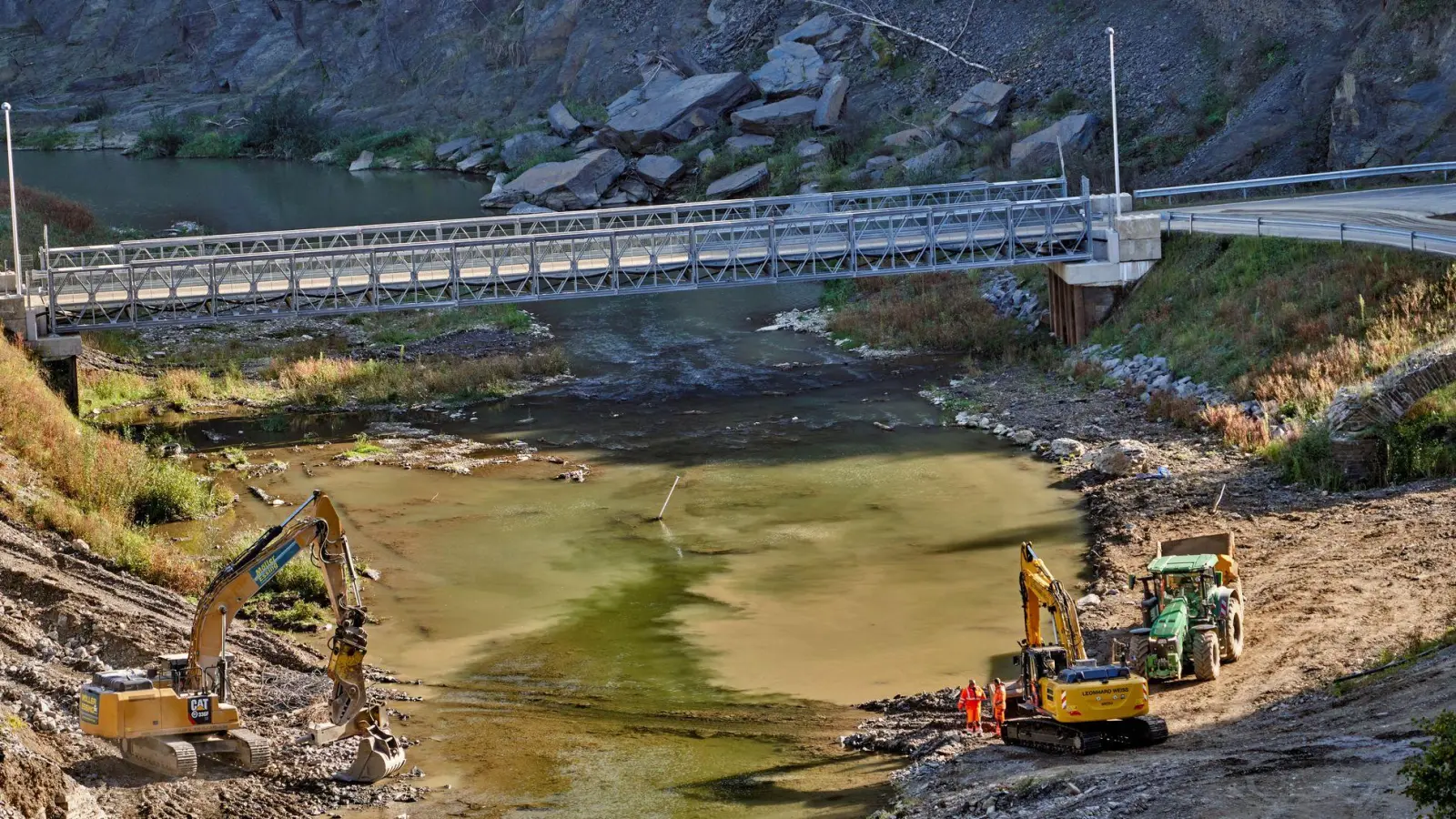 Aufbauarbeiten nach der Ahrtal-Flut. Hochwasser hemmen die wirtschaftliche Entwicklung. (Archivbild)  (Foto: Thomas Frey/dpa)