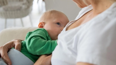 Stillen bleibt ein kontroverses Thema: Fast die Hälfte der Befragten empfindet Stillen oder Abpumpen in der Öffentlichkeit als gesellschaftlich nicht akzeptiert. (Foto: Christin Klose/dpa-tmn)