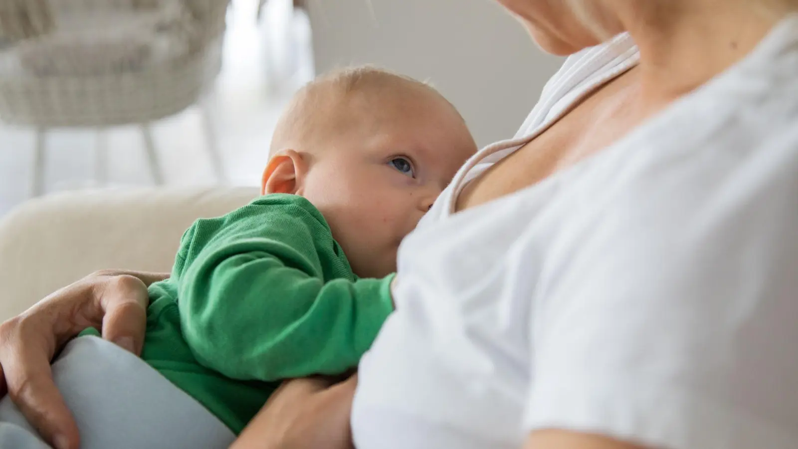 Stillen bleibt ein kontroverses Thema: Fast die Hälfte der Befragten empfindet Stillen oder Abpumpen in der Öffentlichkeit als gesellschaftlich nicht akzeptiert. (Foto: Christin Klose/dpa-tmn)