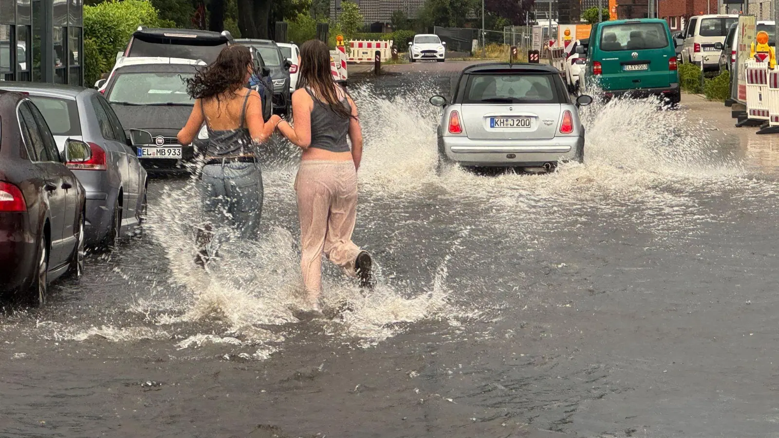 Erst extreme Hitze, dann reichlich Wasser. (Foto: Matthias Brüning/dpa)