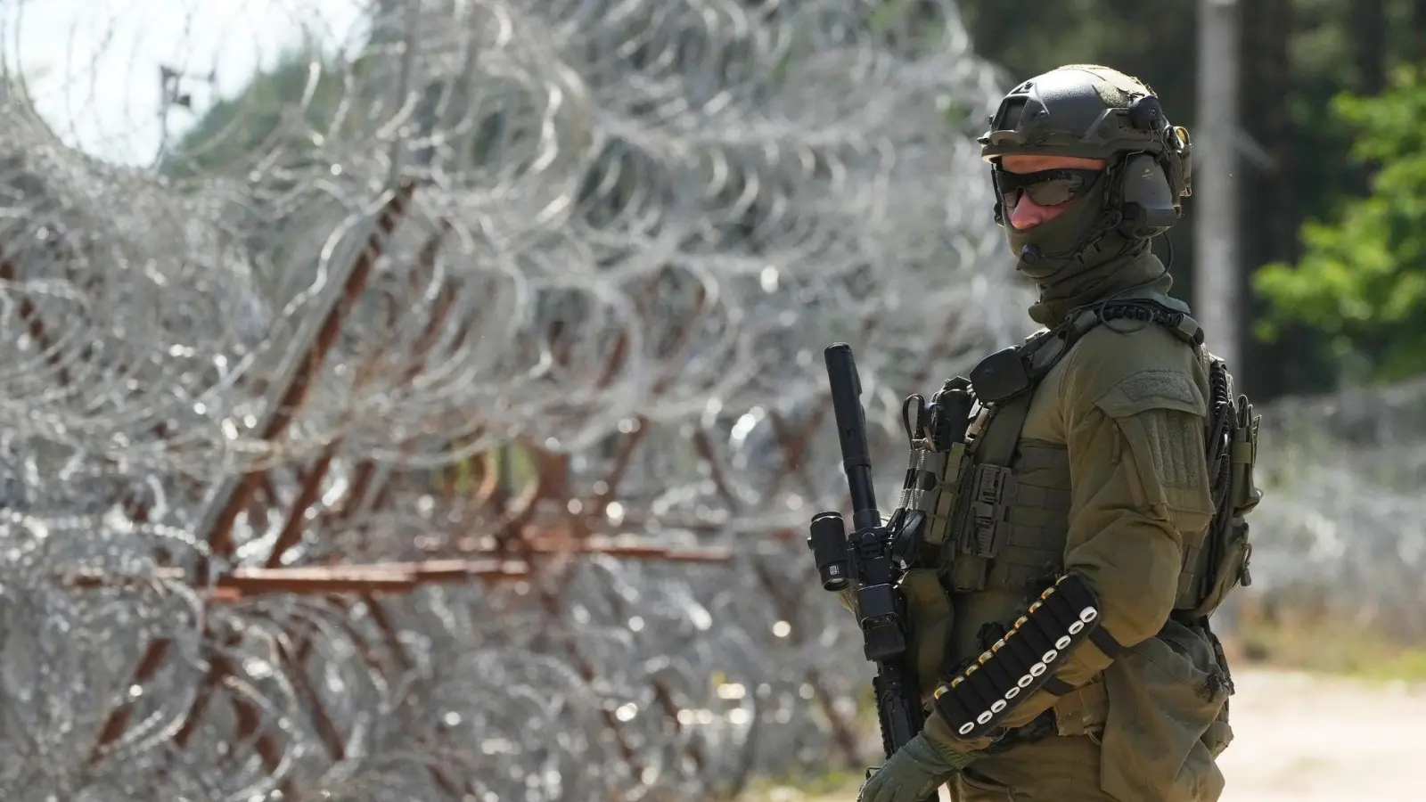 Schmuggel-Ballons haben die streng bewachte Grenze zwischen Belarus und Polen überflogen. (Archivbild) (Foto: Czarek Sokolowski/AP/dpa)