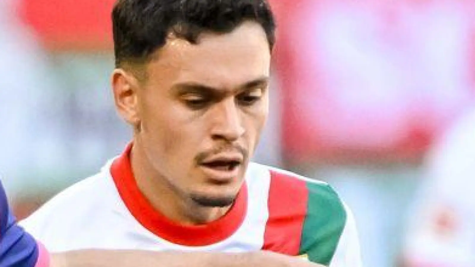 Mainz-Profi Dominik Kohr (links) und Augsburgs Fabian Rieder kämpfen um den Ball. (Foto: Harry Langer/dpa)