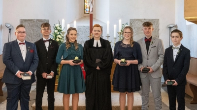 In Beyerberg feierten sechs Jugendliche mit Pfarrerin Johanna Bogenreuther-Schlosser ihre Konfirmation. (Foto: Beate Kisslinger)