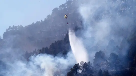 Ein Hubschrauber wirft Wasser ab, um den Waldbrand in Montanejos, Castellon de la Plana, Spanien, zu löschen. (Foto: Alberto Saíz/ap/dpa)