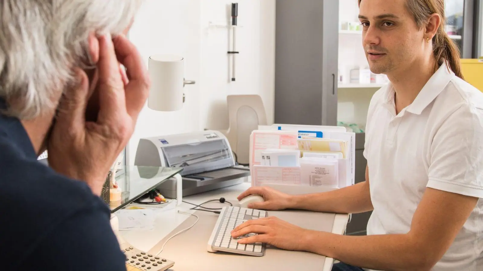 Ärzte können bei einem Tinnitus eine Digitale Gesundheitsanwendung (DiGA) verordnen. Diese wird dann von der Krankenkasse bezahlt. (Foto: Christin Klose/dpa-tmn)