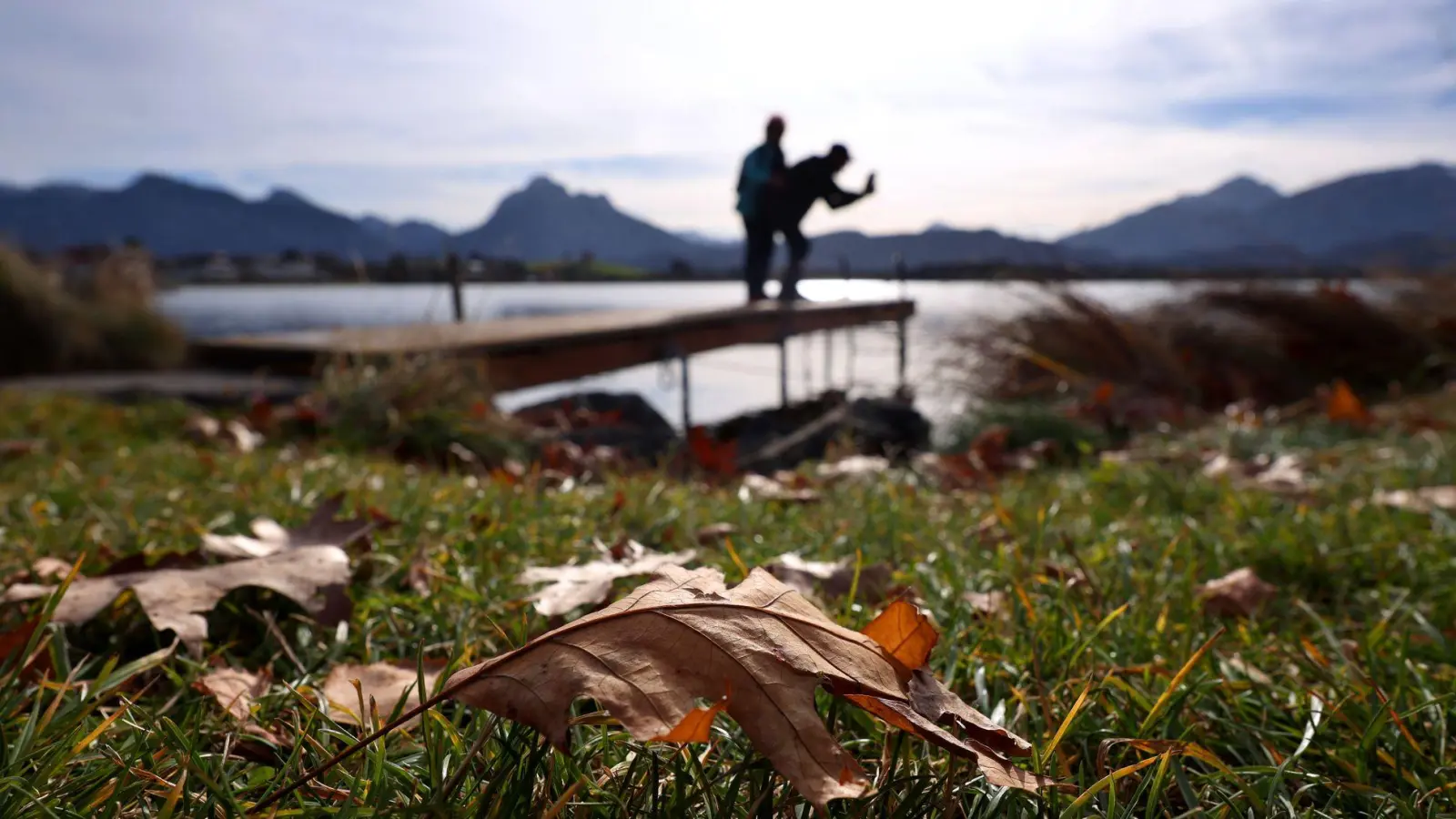 Am Freitag sind noch einmal Ausflüge bei milden Temperaturen und Sonne möglich. (Symbolbild) (Foto: Karl-Josef Hildenbrand/dpa)