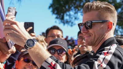 Der deutsche Haas-Pilot Nico Hülkenberg schreibt Autogramme für Fans, als er vor dem Großen Preis von Australien auf dem Albert Park Circuit eintrifft. (Foto: Asanka Brendon Ratnayake/AP/dpa)