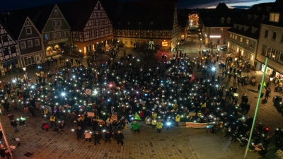 Ein Marktplatz-Lichtermeer: Am Ende leuchtete Neustadt tatsächlich. (Foto: Mirko Fryska)