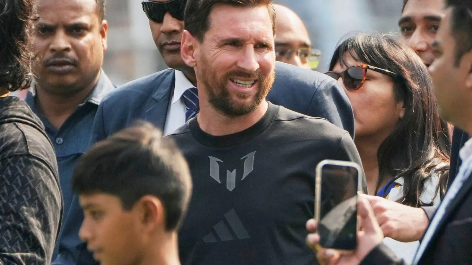 Fußball-Star Lionel Messi ist in Indien unterwegs. (Foto: Bikas Das/AP/dpa)