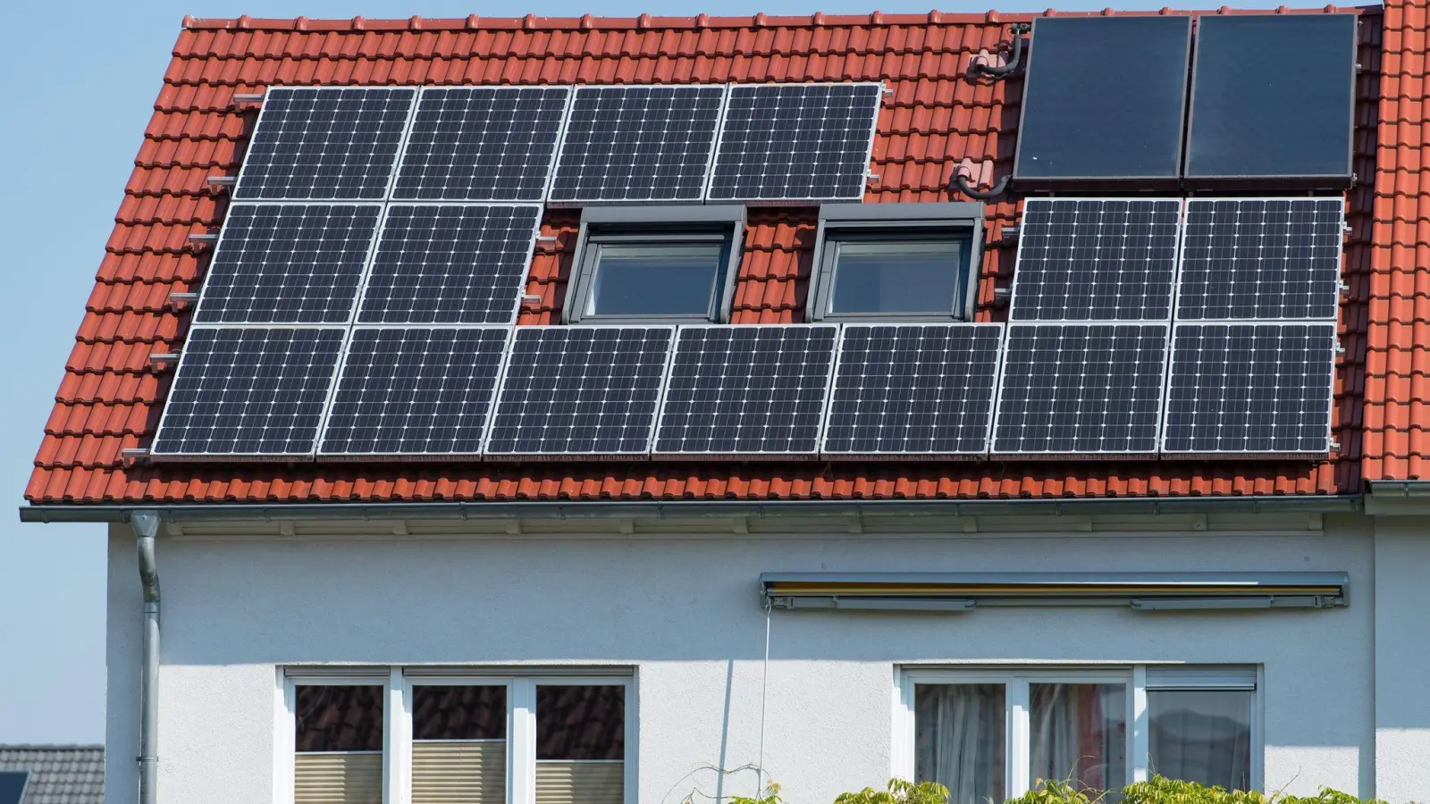 Auch kombinierbar: Solarthermie- und Photovoltaikzellen auf einem Dach. (Foto: Uwe Anspach/dpa-tmn)