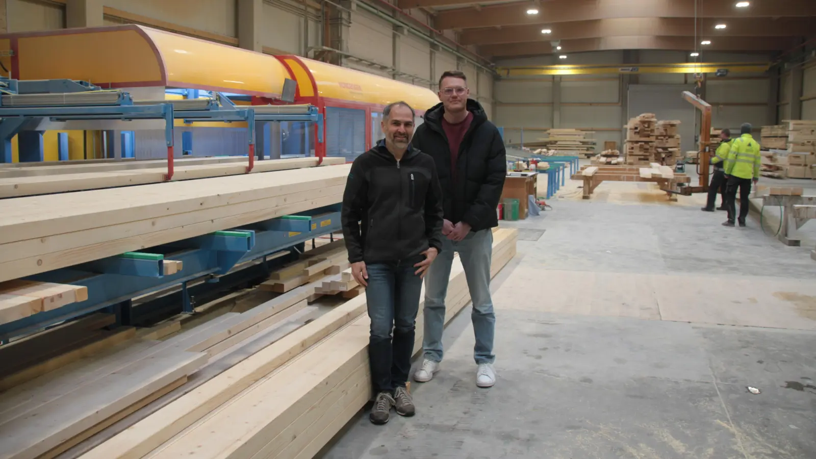 Stefan Bauereiß (li.) und Josef Fürnkäs jun. – hier in der Produktionshalle in Schwebheim – setzen auf einen Neustart für Engelhardt und Geißbauer. Nachdem die Formalitäten nun allesamt erledigt sind, soll nun wieder der Bau von Holzhäusern im Mittelpunkt stehen. (Foto: Robert Maurer)