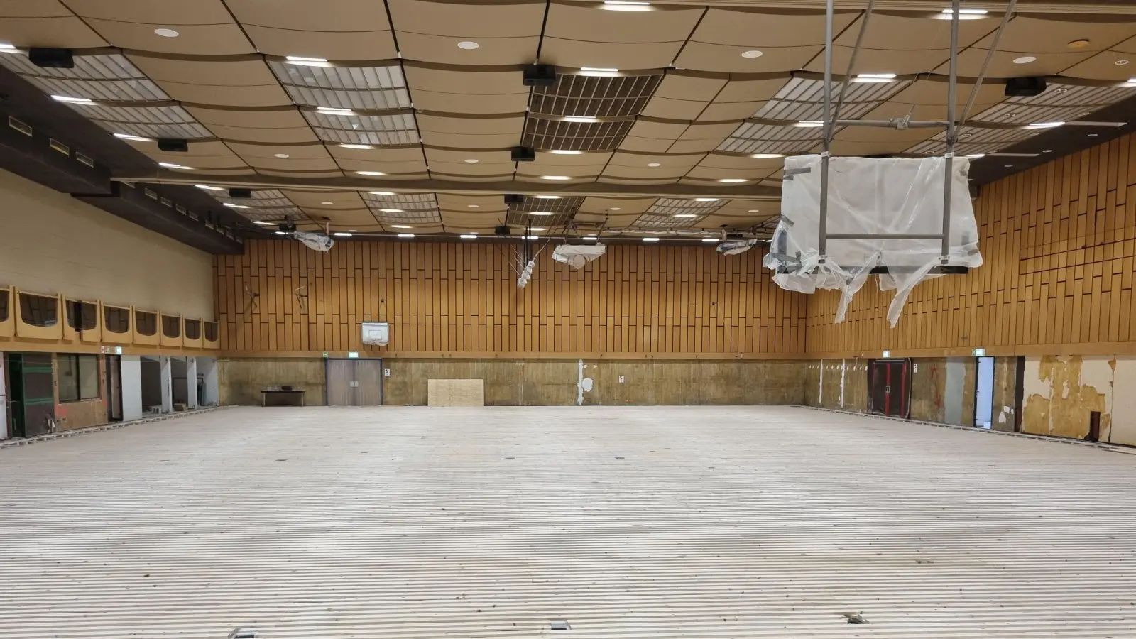 Nackt und kahl liegt sie da, die Markgrafenhalle und auf absehbare Zeit wird sie den Sportvereinen der Stadt nicht zur Verfügung stehen. (Foto: Patrick Lauer)