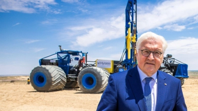 Bundespräsident Frank-Walter Steinmeier besucht das Wasserstoffprojekt „Hyrasia One“ in Kasachstan. (Foto: Jens Büttner/dpa)