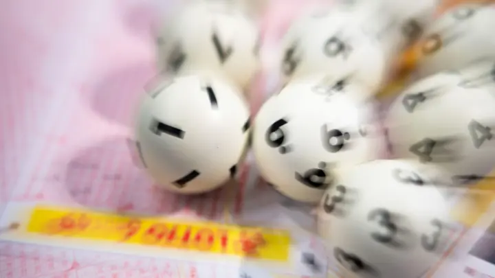Lotto-Kugeln liegen auf einem Lottoschein. (Foto: Tom Weller/dpa/Symbolbild)