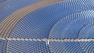 Ein riesiges Solarkraftwerk in der chinesischen Wüstenregion Xinjiang. Nach einer Studie der Unternehmensberatung BCG und des Weltwirtschaftsforums hat China dem Westen die technologische Führung in der Umwelttechnologie abgenommen (Archiv) (Foto: Hu Huhu/Xinhua/dpa)