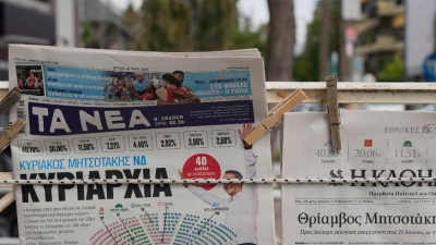 Zeitungen an einem Verkaufsstand in Athen. (Foto: Thanassis Stavrakis/AP/dpa)