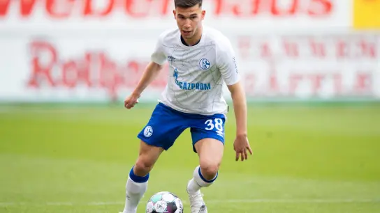 Schalkes Mehmet Aydin will künftig für die Türkei spielen. (Foto: Tom Weller/dpa)