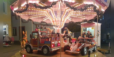 Statt dieses Karussells wird heuer in der Adventszeit eine Eisbahn am Marktplatz aufgebaut. (Archivbild: Katrin Merklein)