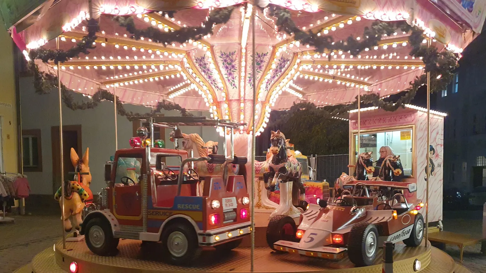 Statt dieses Karussells wird heuer in der Adventszeit eine Eisbahn am Marktplatz aufgebaut. (Archivbild: Katrin Merklein)