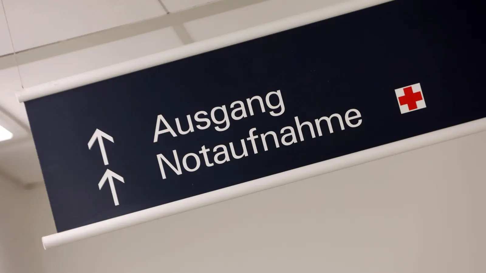 Vielen bayerischen Kliniken geht es finanziell schlecht - und es könnte noch viel schlimmer kommen, warnt die Krankenhausgesellschaft. (Symbolbild) (Foto: Karl-Josef Hildenbrand/dpa)