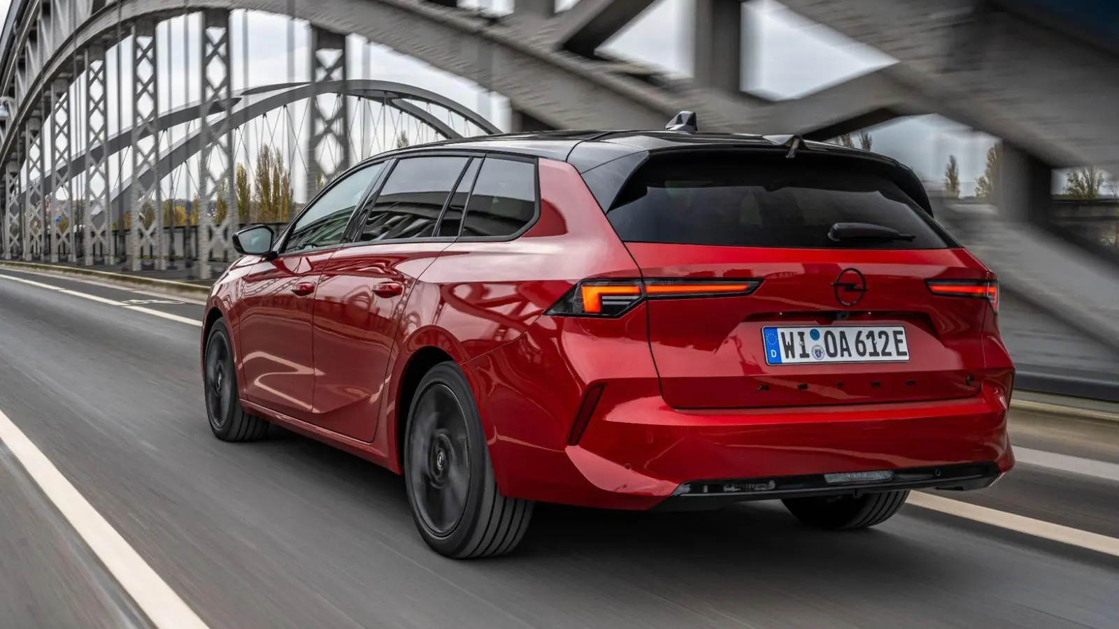 Opel bietet den Astra Sports Tourer nun auch als Elektroversion an mit einer Reichweite von bis 413 km laut Testnorm. (Foto: Opel Automobile GmbH/dpa-tmn)