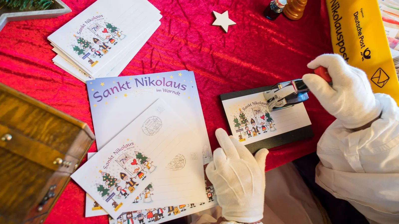 Viele Kinder schreiben ihre Briefe an den Nikolaus schon jetzt. (Foto: Oliver Dietze/dpa/Archivbild)