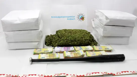 Zug um Zug hat die Kripo einen Drogenring zwischen Ansbach und Crailsheim aufgedeckt. Das Bild zeigt einen Fund von rund sieben Kilo Marihuana und mehrere zehntausend Euro Bargeld. (Foto: Polizei)